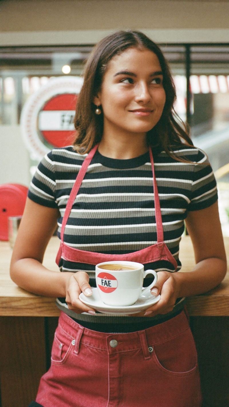 Persona en una cafetería